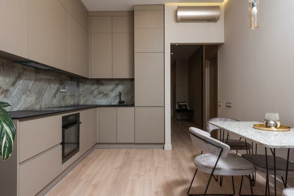 kleine Küche mit hellem Parkettboden Wohnung